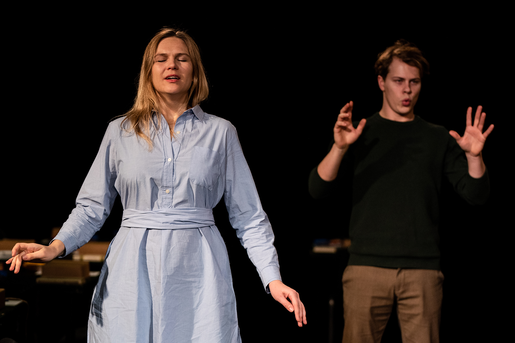 Lauma Balode un Oskars Vīksne izrādē "Piramīda" // Foto – Aivars Ivbulis